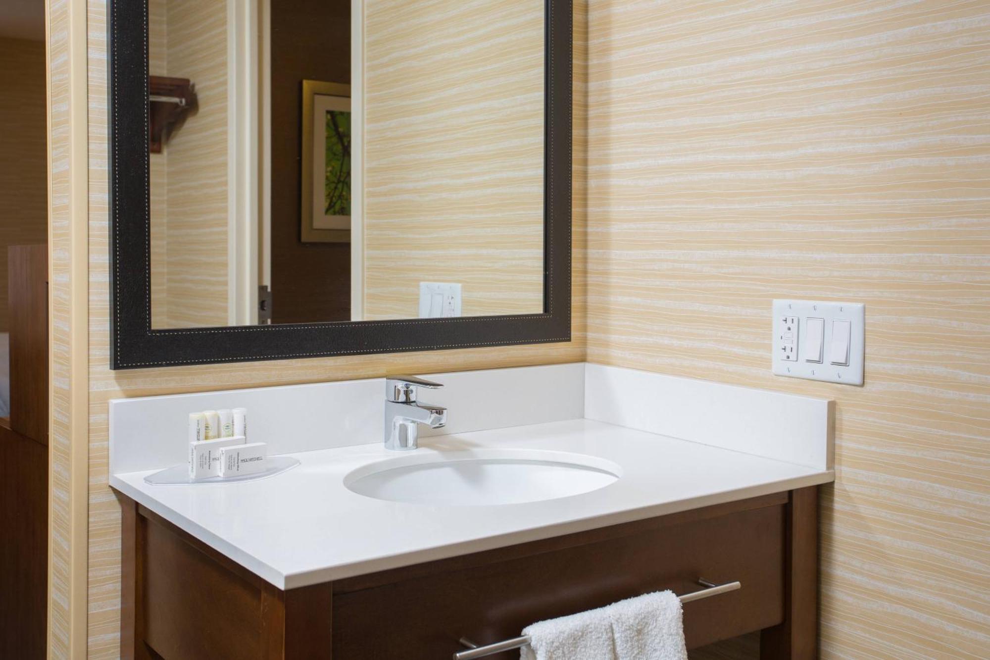 Fairfield Inn Manchester - Boston Regional Airport Exterior photo